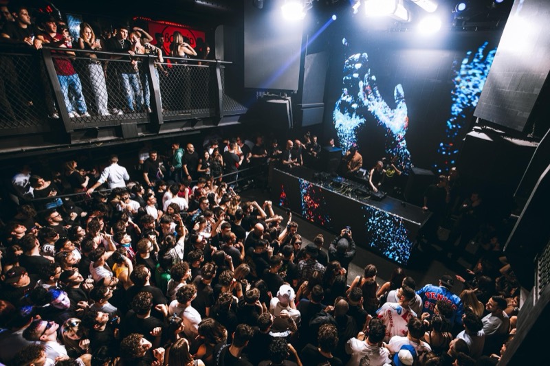 Blick von oben auf Tanzfläche und DJ-Pult in einem Club