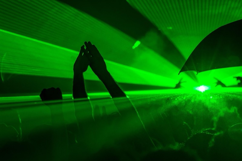 Zwei Hände vor grünen Laserstrahlen